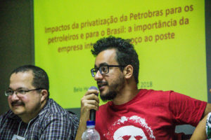Diretor do Sindipetro/MG, Felipe Pinheiro, mediou o debate “Impactos da privatização da Petrobrás para os petroleiros e para o Brasil” (Foto: Mídia Ninja)