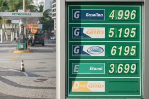 Gasolina chega a quase R$5 no RJ. Foto: UOL Notícias