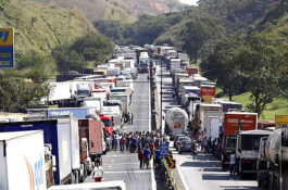 Rompidos com Bolsonaro, caminhoneiros sofrem com alta do diesel e falsas promessas