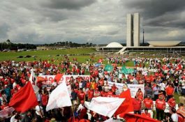 Cunha responde a manifestantes contra terceirização: ‘me estimula a votar mais ‘