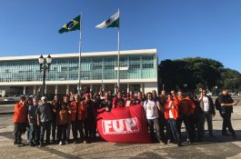 Ato na ALEP constrói agenda de lutas em defesa da Petrobrás no Paraná