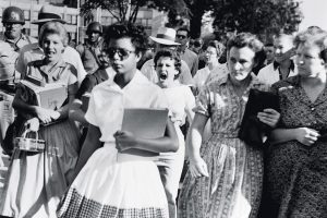BE024335 - Shows Elizabeth Eckford, one of the nine negro students whose admission to Little Rock's Central High School was ordered by a Federal Court following legal action by NAACP legal defense fund attorneys. 06 Sep 1957, Little Rock, Arkansas, USA Credito: Bettmann/Getty Images