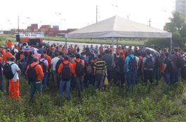 Petroleiros estão aprovando greve para barrar entrega da Petrobrás
