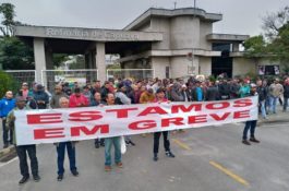 Em greve há mais de 30 dias, terceirizados da Recap recebem cestas básicas