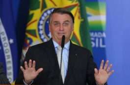 Bolsonaro propaga mentiras e meias verdades sobre os preços dos combustíveis