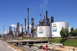 Refinaria privatizada aumenta preços de gasolina e diesel mais do que Petrobras