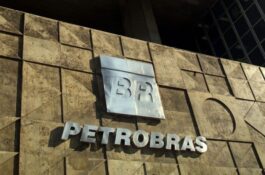 Bolsonaro, que aprofundou desmonte da Petrobrás, agora defende fim da dolarização do petróleo
