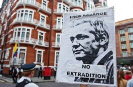 Entidades realizam ato pela libertação de Julian Assange em BH