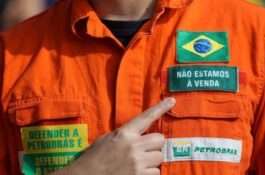 Tchutchuca com os acionistas, Estadão inverte os fatos e diz que trabalhadores são as “jabuticabas” da Petrobrás