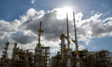 Record: Petroleiros fazem manifestação na Regap, em Betim (MG), contra privatizações