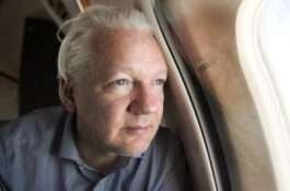 Julian Assange deixa prisão após mais de cinco anos e vai para a Austrália