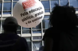 Governo e servidores das universidades federais assinam acordo após greve de 70 dias