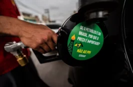 Refinarias privadas pressionam Petrobrás para aumentar a gasolina; FUP vê prática antinacional