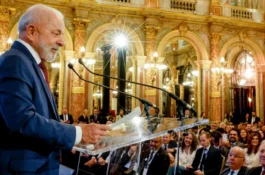 “Ninguém vai dar lição para o Brasil de como descarbonizar o planeta”, diz Lula na França