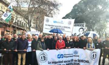 Sob Milei, trabalhadores argentinos sofrem com desemprego e perda de direitos